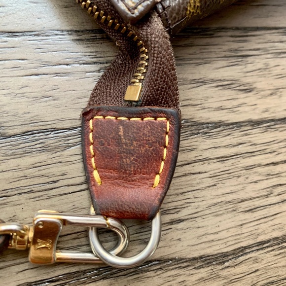 Louis Vuitton Pochette Accessoires - Picture 5 of 11